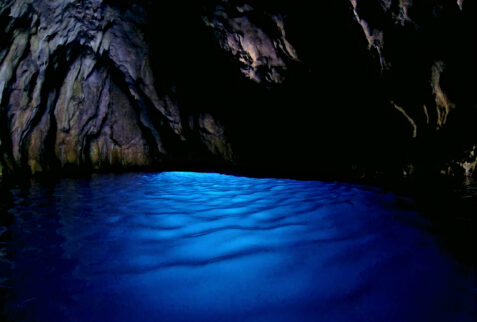 Baia del Buon Dormire e Grotta Azzurra - Grotta Azzurra electric blue water - BBOfItaly.it