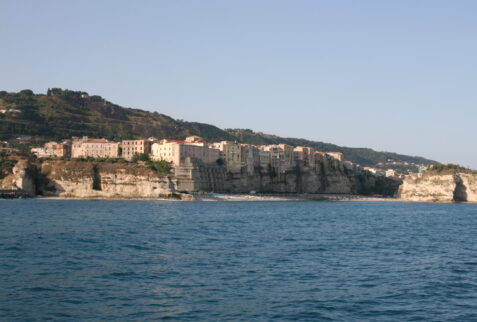 Capo Vaticano and Tropea - Tropea view from the sea 2 - BBOfItaly