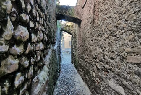 Greenway Lago Como - Narrow old cobblestone street - BBofItaly