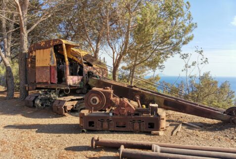 Punta Calamita ebiking - A stop at the ruins of the Punta Calamita iron mines - BBOfITaly.it