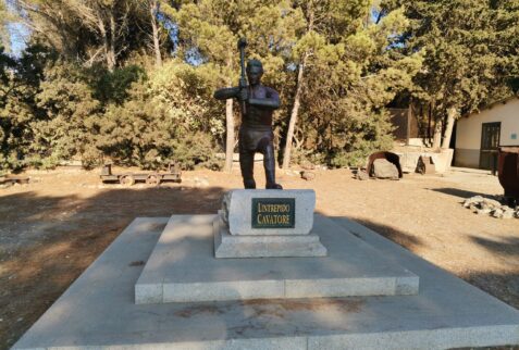 Punta Calamita ebiking - Statue dedicated to the intrepid miner - BBOfITaly.it