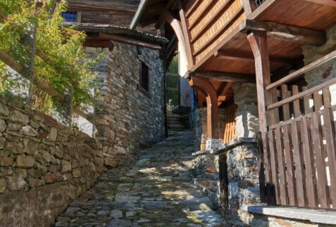 Riva Valdobia - Walking on the old streets of the village - BBOfItaly