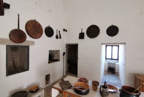 Rocca dei Veneziani and Clock Tower - The kithcen with old crockery - BBOfItaly