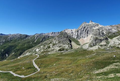 alpine-pass-hairpin-turn-BBofitaly