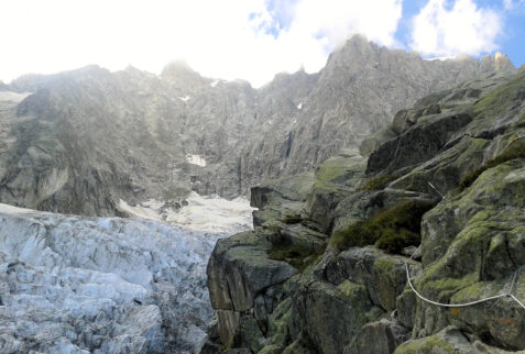 Rifugio Gabriele Boccalatte - Some ropes help to get the top of the spur where the shelter is located. Under feet nothing but seracs. Better not fall !