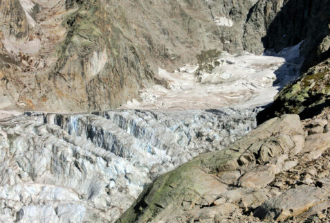 Rifugio Gabriele Boccalatte - The start part of the Planpincieux glacier that can be seen going up on the top of the spur where the shelter is located