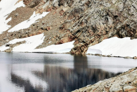 Lago Lungo - Lago Morto - Valpelline - Eternal snow on the shore of Lago Morto