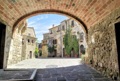 Montemerano – the tunnel to get the Piazza del Castello