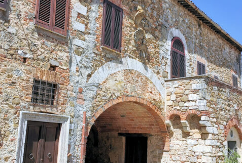 Montemerano – glimpse of Piazza del Castello