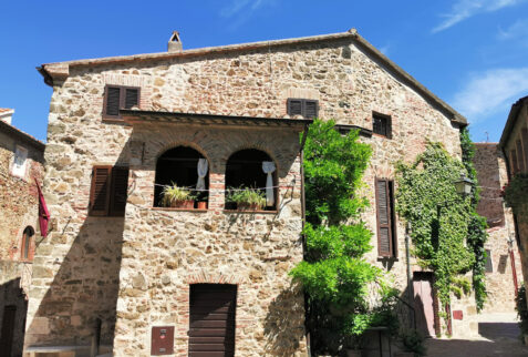 Montemerano – glimpse of Piazza del Castello