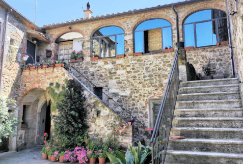 Montemerano – glimpse of Piazza del Forno