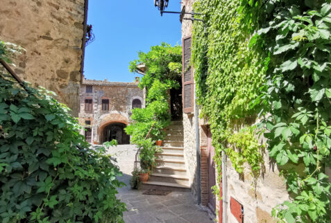 Montemerano – the passage between Piazza del Castello and Piazza del Forno