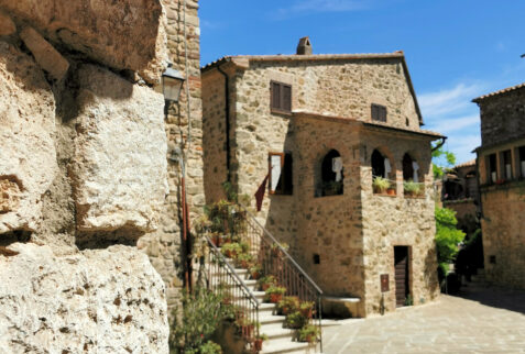 Montemerano – glimpse of Piazza del Castello