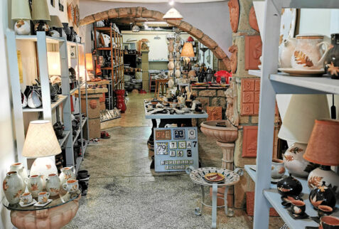 Pitigliano - a glimpse from the door of Roberto Polidori shop