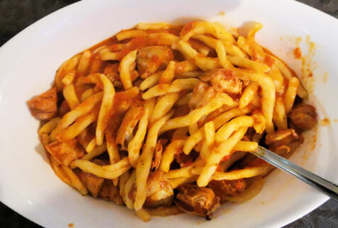 Mimì - Strozzapreti freschi conditi con ragù di canocchie e pomodorini ciliegino