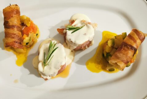 Mimì - Filetto di maiale bardato al crudo di Parma, con dadolata di verdure, cannolo di pancetta croccante e salsa al taleggio