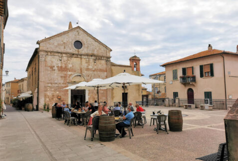 Magliano – have breakfast in Piazza della Libertà is a must