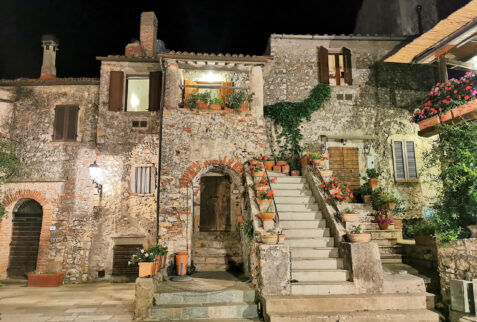 Capalbio – Piazza Magenta by night