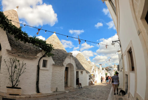 Alberobello – glimpse on alley