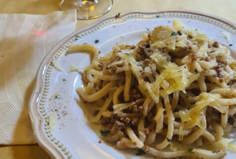 Homemade spaghetti with white ragù and pecorino cheese - Osteria del Conte