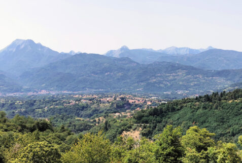 Tiglo Alto – landscape from Tiglio Alto on Valle del Serchio and Barga. Background with peaks of Alpi Apuane