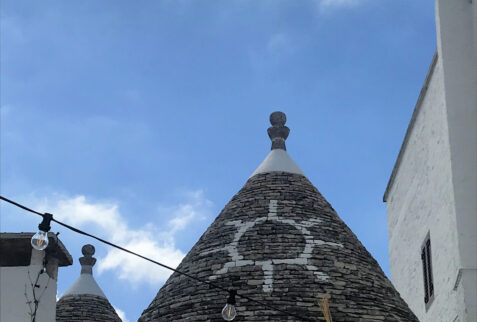 Alberobello – house black roof