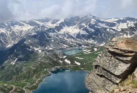 In the foreground Agnel lake, in the background Serrù Lake and the mountain chain