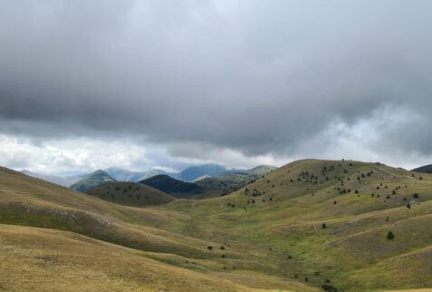 Grassy hills you will bump to while going to Fonte Cerreto