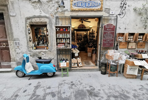 Pitigliano – a characteristic local food shop named Ghiottornia