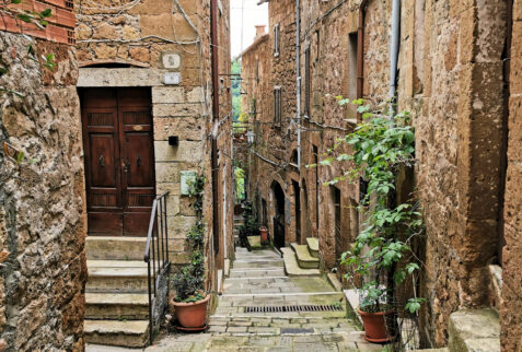 Pitigliano – glimpse on an alley of the hamlet