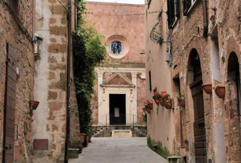 Pitigliano – Chiesa di San Rocco at the end of the alley