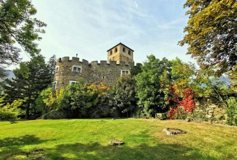 Introd – village castle