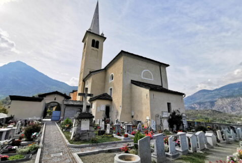 Introd – church with its cemetery