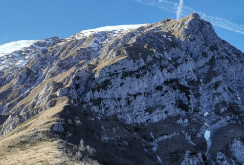 San Calimero – Passo del Solivo (1574 meters) and Fasana wall of Grigna observed from Zucco del Falò