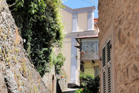 Mulazzo – alley to get the Torre di Dante