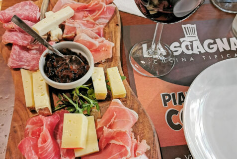 La Scagna – cured meat with a good glass of red wine