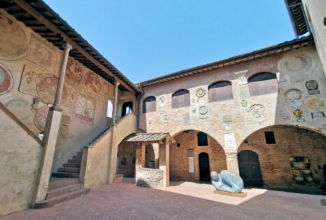 Certaldo – courtyard of Palazzo Pretorio