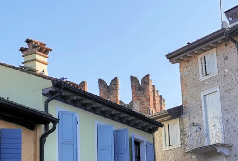 Borghetto – battlements behind roofs