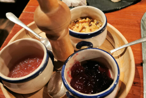 Bar à Fromage Cogne – jams and honey with nuts accompany La Boucounò