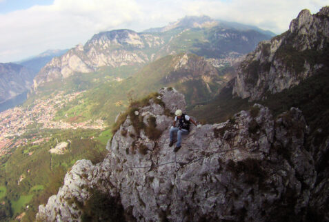 Ferrata Gamma 1 Lecco – on the top of a spur where the Tibetan bridge begins. Fantastic landscape from this spot !