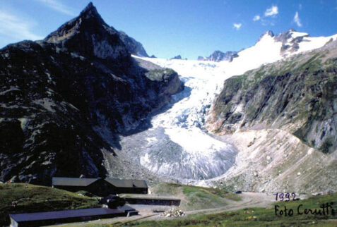 Val Ferret Rifugio Elena – an old photo (1992) that shows the dimension of tongue of Ghiacciaio Bré de Bar