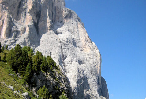 Rifugio Vicenza Valgardena – climbing the path first huge rocky walls