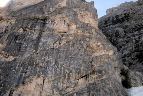 Rifugio Vicenza Valgardena – the path winds under high walls and on a snowfield