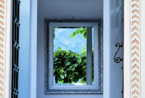 Lario lago di Como – door and mirror of a wonderful house in Lierna