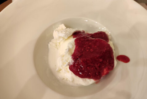 Osteria del Pellicano - Gelato alla Vaniglia con Salsa di Lamponi