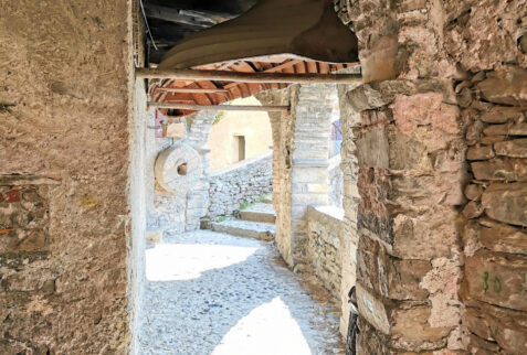 Nesso Lombardia – tunnel leading to the little bridge