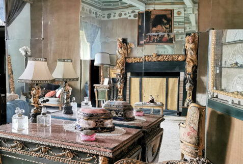 Castello di Compiano – dresser and mirrors in bedroom