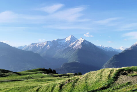 Punta Leysser – Grivola (3969 meters) seen along the path