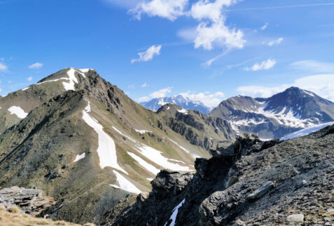 Punta Leysser – on the left hand side (foreground) Monte Rosso di Vertosan, on the right hand side (background) Mont Fallère