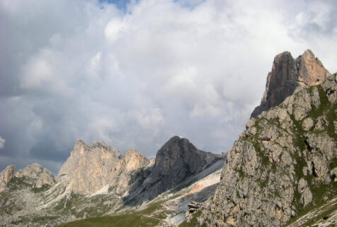 Rifugio Averau - awesome landscape visible along the path